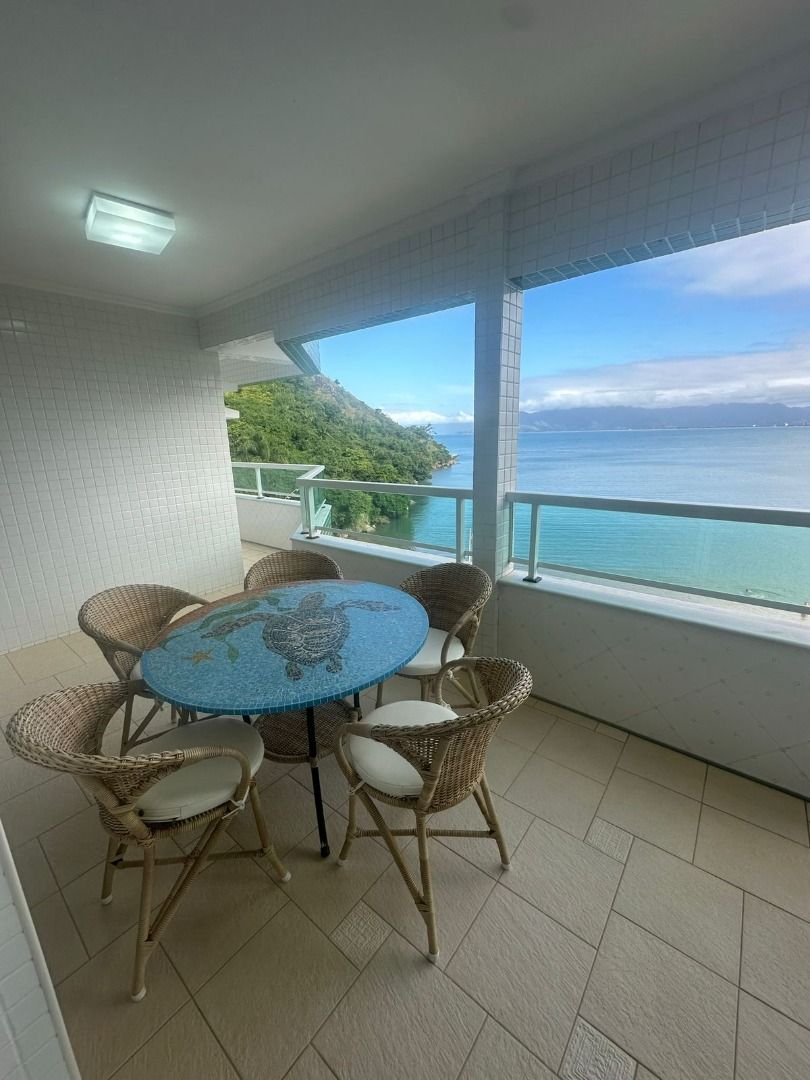 Apartamento Pé na Areia com Piscina de Borda Infinita na Prainha