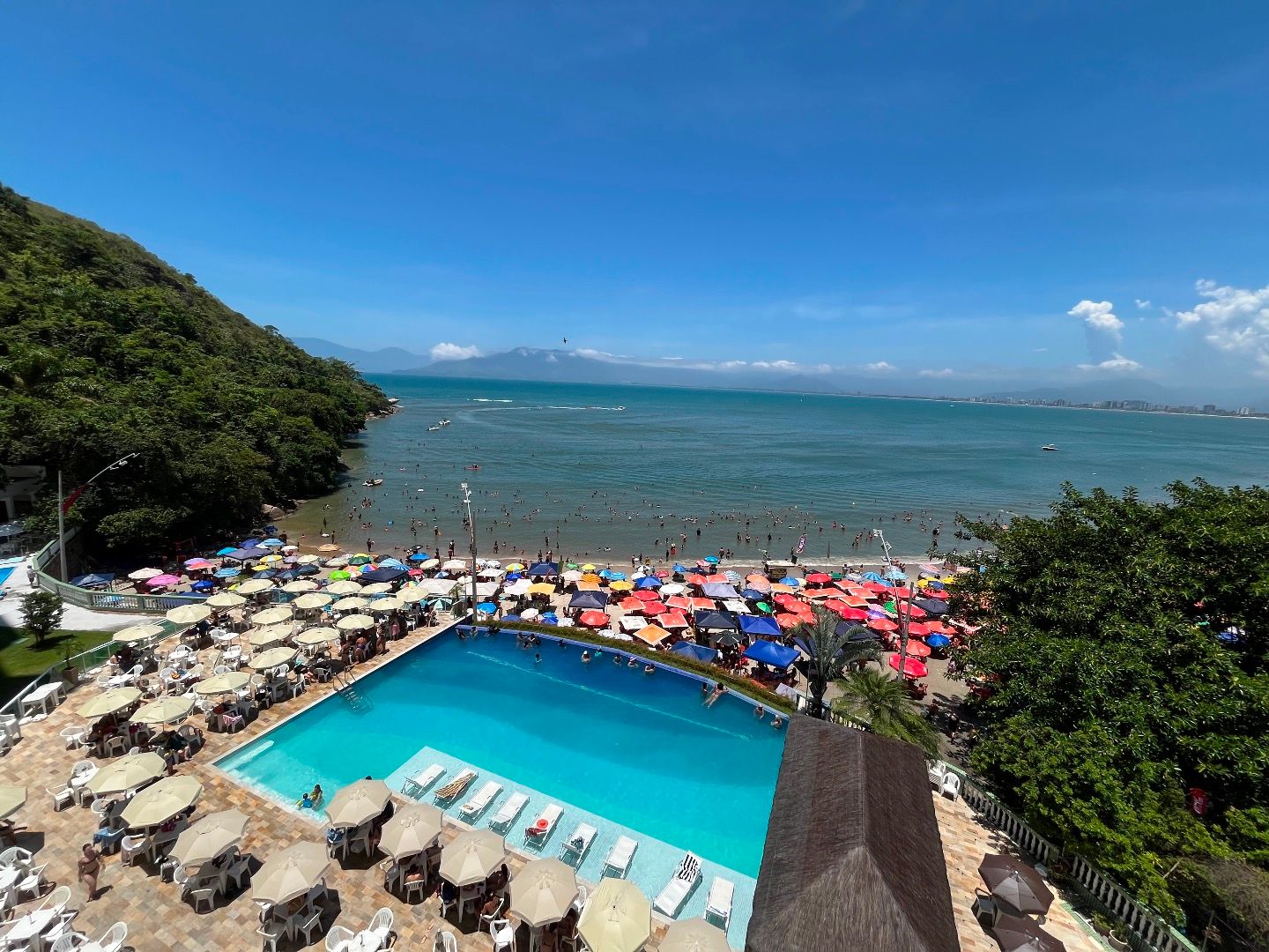 Apartamento Pé na Areia com Piscina de Borda Infinita na Prainha