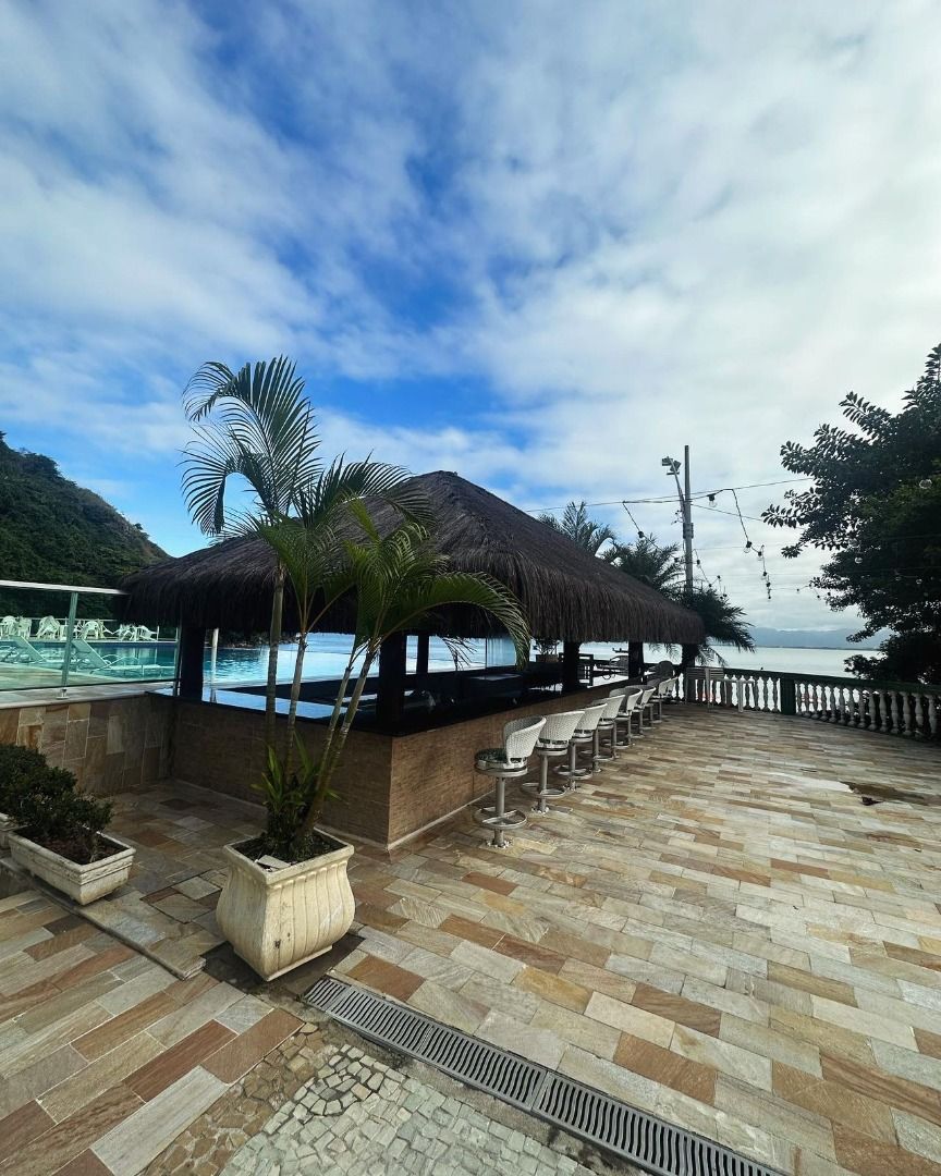 Apartamento Pé na Areia com Piscina de Borda Infinita na Prainha