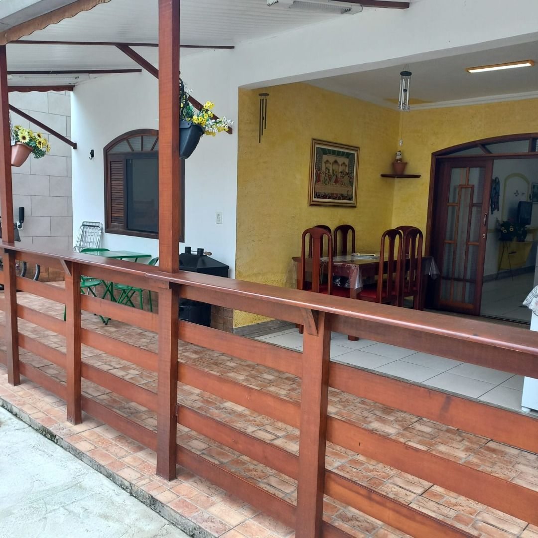 Sobrado com 4 Dormitórios e Varanda nos Dois Pavimentos no Martim de Sá