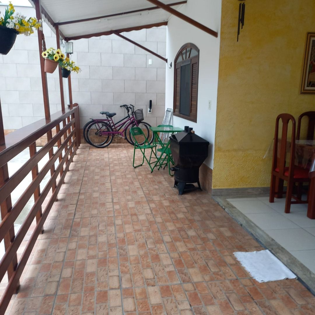 Sobrado com 4 Dormitórios e Varanda nos Dois Pavimentos no Martim de Sá