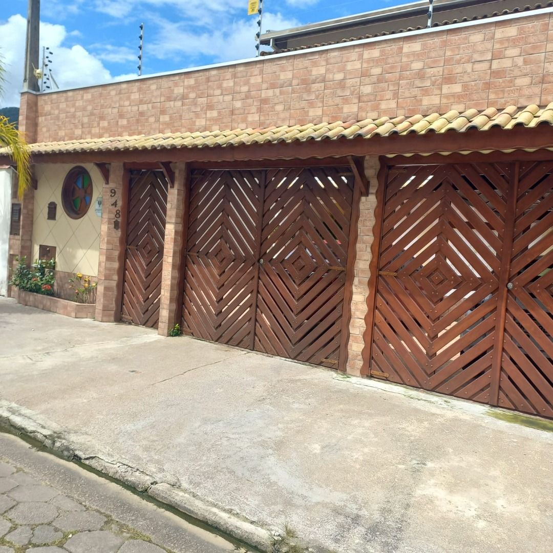 Sobrado com 4 Dormitórios e Varanda nos Dois Pavimentos no Martim de Sá