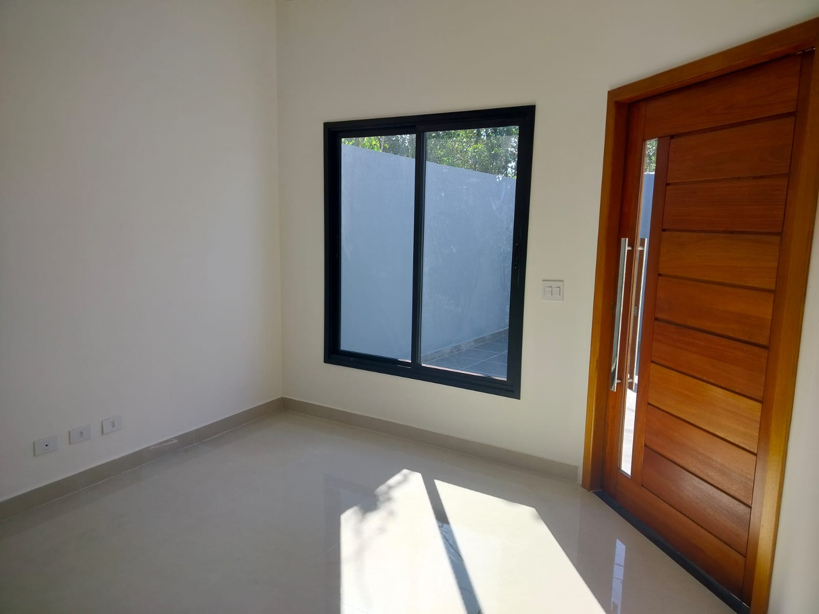 Casa com 2 dormitórios e suíte em Caraguatatuba