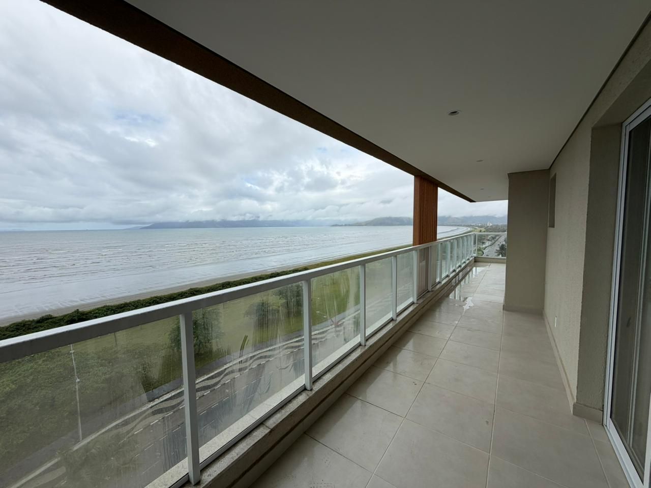 Apartamento Frente Mar com Vista Panorâmica no Safira Deck Mar, Jardim Britânia