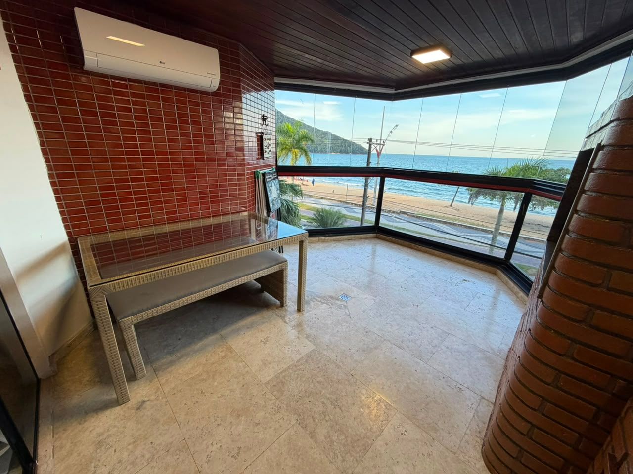 Apartamento Frente Mar com Suíte no San Martin, Martim de Sá